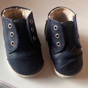 Toms Navy Blue Faux Leather Fur Lines Baby Walker Booties w/ Velcro. Size 4